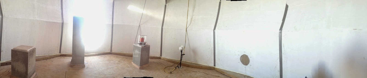Vue panoramique de l'intérieur de l'observatoire magnétique. Les différents piliers sont destinés à recevoir les instruments de mesure.