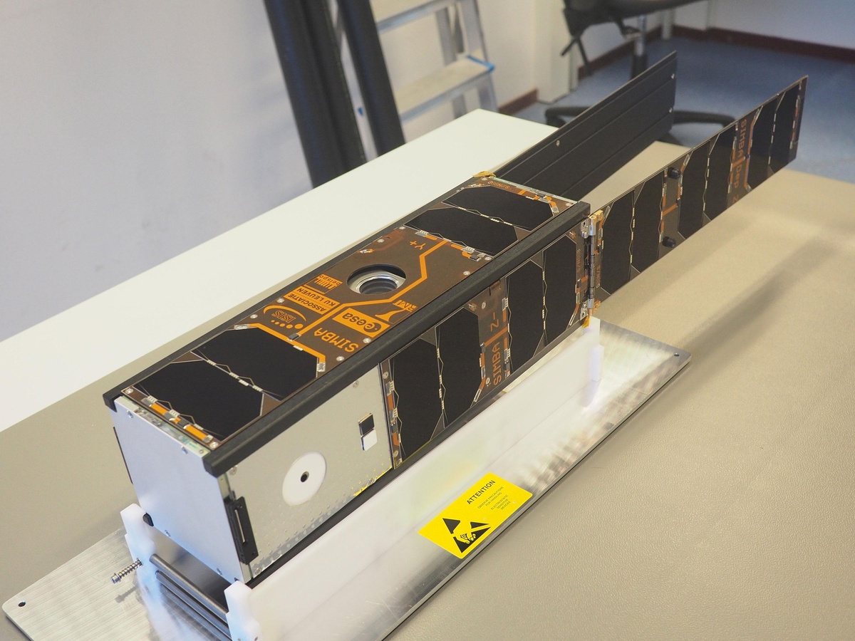 Le satellite terminé, ses panneaux solaires ouverts, comme il apparaîtra dans l'espace. Seules ses antennes sont encore dissimulées.