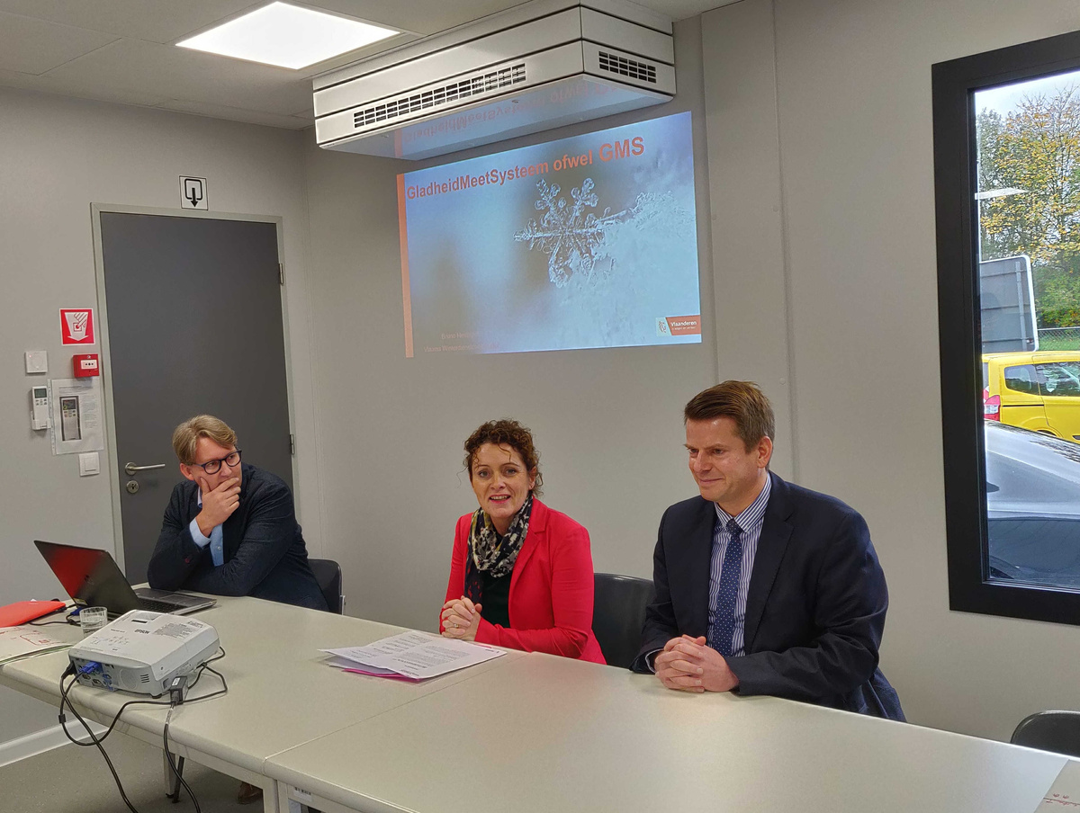 De gauche à droite: Bruno Heirbrant, coordinateur du service hivernal de l'AWV, la Ministre Flamande de la Mobilité et des Travaux Publics, Lydia Peeters, et David Dehenauw, chef du bureau du temps de l'IRM.