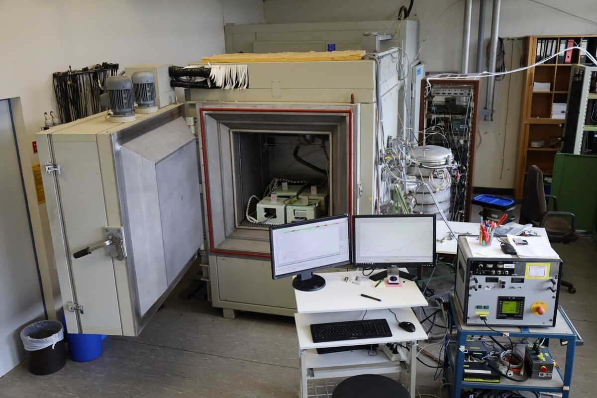 La chambre de pression du Centre mondial d'étalonnage des sondes d'ozone au Centre scientifique de Jülich en Allemagne. À l'intérieur, il y a de la place pour 4 sondes d'ozone, comme le montre la photo.