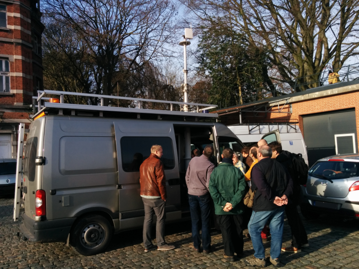 Une équipe de l’IBPT en visite à l’IRM, avec une démonstration de leur équipement de détection.
