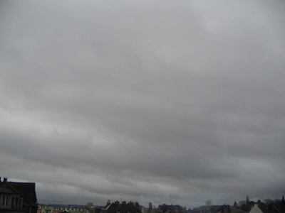 Le stratus est souvent un nuage sombre, d’où une bruine peut tomber.