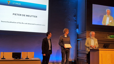 Pieter De Meutter reçoit le prix des mains du Dr Wolfgang Raskob (KIT, à droite) et du Dr Thierry Schneider (CEPN, à gauche).