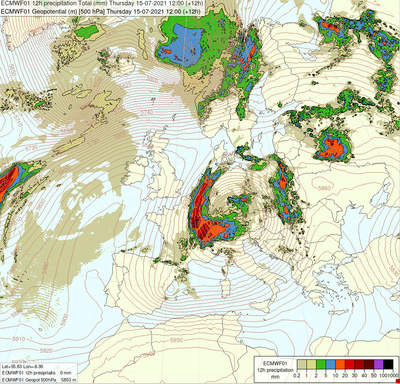 Carte montrant la dépression d'altitude centrée sur le sud de l'Allemagne ce jeudi 15 juillet à 14h00, avec le champ de précipitations associé (prévisions du modèle ECMWF). La perturbation pluvieuse très active cirulant autour de la dépression est mise en évidence par des cumuls importants sur le nord-ouest de l'Allemagne, les Pays-bas, la Belgique, et le nord-est de la France.