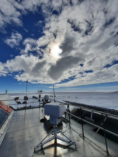 Fig. 1 : Le Brewer spectrophotomètre, installé sur le toit de la station Princesse Elisabeth