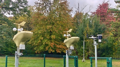 Trois stations météo WOW sur le parc de mesures de l’IRM à Uccle, où leurs mesures sont comparées à celles des instruments officiels.