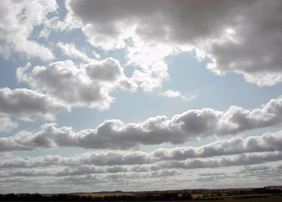 Cumuluswolken zijn het resultaat van convectie. Bij veel wind kunnen deze wolken zich aan de wind optrekken en zogenaamde wolkenlagen vormen.